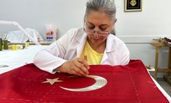 Genç kızlar çeyizlerine önce Türk bayrağı işlerdi! Yüzyıllık gelenek yaşatılıyor