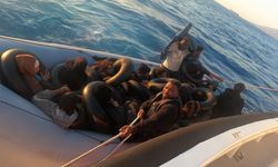 İzmir açıklarında sürüklenen lastik bottaki 21 göçmen kurtarıldı