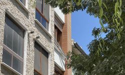 Hava almak için pencereyi açan kadın 3. kattan düşerek can verdi