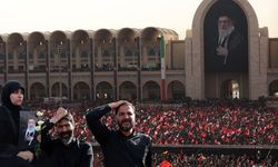 İran'da Hameney için cenaze töreni! Binlerce kişi toplandı