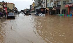 Sağanak ve fırtına hayatı olumsuz etkiledi! Caddeler su altında kaldı