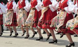 İzmir'de buz pisti dans alanına dönüştü! Ücretsiz Balkan Halk Dansları Kursu başlıyor