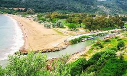 İzmir’e sadece 1 saat uzaklıkta! Hem tarih hem kum plaj bir arada: Büyüleyen manzarasını görenler vazgeçemiyor