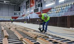 İzmir'in simge spor salonunda büyük dönüşüm başladı! FIBA standartlarında yeni zemin geliyor