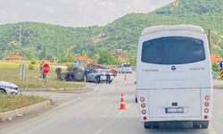 Otomobil ile traktör kavşakta çarpıştı! 3 yaralı