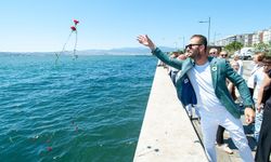 Karşıyaka sahilinde karanfiller denize bırakıldı: "Unutmayacağız, unutturmayacağız"