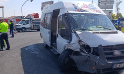 Minibüs ile otomobil çarpıştı! Çok sayıda yaralı var