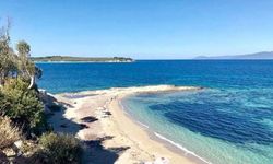 Ne Çeşme ne Bodrum! Ege’nin Maldivler’i burada saklanıyor: Beyaz kumlu turkuaz koyda doğal kil sürüp denize giriyorlar