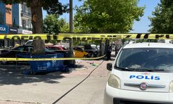 Kontrolden çıkan taksi kaldırımda yürüyen anne ve kıza çarptı