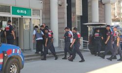 Kuşadası’nda lüks eve operasyon! Farklı suçlardan aranan kişiler yakayı ele verdi