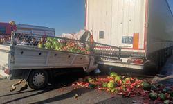 Manisa'da sebze yüklü kamyonet TIR'a çarptı! 1 ağır 2 yaralı