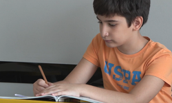 İzmirli minik Metehan, Dünya Matematik Finali'nden madalyayla döndü