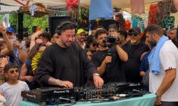 Köy meydanında verdiği konser gündem olmuştu! Coachella DJ'i Mahmut Orhan bu kez pazarda sahneye çıktı