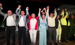 Özgür Özel'in memleketinde tarihi gün! 15 belediye başkanı aynı törende rozet taktı