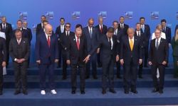 NATO Zirvesi'nde ilginç anlar! Gündem beyaz spor ayakkabılar oldu
