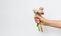 Pazarda sarımsak seçerken bu detaya dikkat! En tazesini anlamanın sırrı meğer ağırlığında gizliymiş