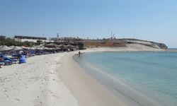 Çeşme'de ince kumlu sahili, sığ ve turkuaz deniziyle ücretsiz deniz keyfi! Çocuklu ailelerin en çok terrcih ettiği plaj