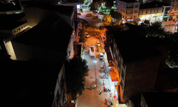 Seferihisar'da gece yarısı temizlik mesaisi! Sokaklar pırıl pırıl oluyor