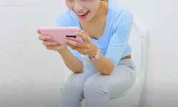 Farkında olmadan yapıyoruz! Telefonunuz klozetten daha kirli olabilir! Banyoda telefon kullanırken iki kez düşünün!