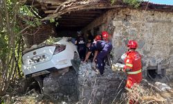 Virajı alamayan otomobil eve çarptı! Sürücü hayatını kaybetti, nişanlısı yaralandı