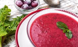Yaz sofralarının serinleten lezzeti geri döndü! Vişneli soğuk çorba tarifi
