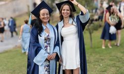 Kızına ve oğluna örnek olan iki anne üniversiteden başarıyla mezun oldu! Gençlere ilham verdi