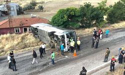 Yolcu otobüsü devrildi! 1 kişi hayatını kaybetti, 40 yaralı var