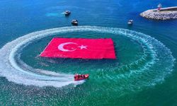 50 dalgıç deniz üzerinde dev Türk bayrağını açtı: Rekora imza atılan anlar kameraya yansıdı