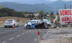 Otomobil menfeze çarptı! Biri çocuk 2 ölü, 4 yaralı