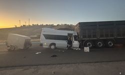 Tarım işçilerini taşıyan minibüs tıra çarptı! 18 yaralı
