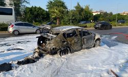 Seyir halindeki otomobil alev aldı! 4 kişi yaralandı