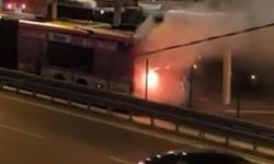 Seyir halindeki metrobüste yangın! Yolcular tahliye edildi