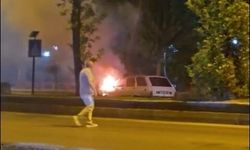 İzmir Bulvarı'nda korkutan yangın! Otomobil alev alev yandı