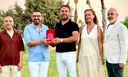 Akademik çalışmasını sahaya taşıdı: Çeşme'de ezber bozan plaj işletmesi! Elektriği güneşten, yemekleri kendi tarlasından