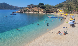 Kaş’a 10 dakika uzaklıkta hem mavi bayraklı hem de ücretsiz! Sığ deniziyle ailece keyifli tatil keyfi