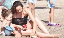 Azra Akın'ın Bodrum tatili objektiflere takıldı! Kızı Arya ile kumda oyun oynadı