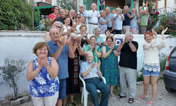 Bir asrı geride bıraktı, komşuları çifte pastayla kutladı!