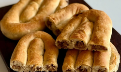 Bamyayı böyle denemediyseniz çok şey kaçırıyorsunuz! Çay saatlerinin farklı lezzeti: Bamyalı açma börek nasıl yapılır?