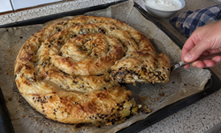 Bir yufkayla hazırlanıyor! Doyurucu mantarlı börek tarifi