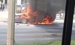 Buca'da korkutan anlar! Seyir halindeki otomobil küle döndü