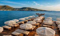 Şezlongdan kalkıp konsere geçiyorlar! Yeni Foça’da Bodrum havası: Bu plajda deniz keyfi güneş batınca bitmiyor