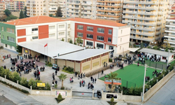 Karşıyaka Cihat Kora Anadolu Lisesi nerede, hangi dilde eğitim veriyor? İZBAN ve ESHOT ile gidilir mi? Yurt var mı? 2026