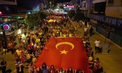 Dikili sokakları Türk bayrakları ve meşalelerle doldu