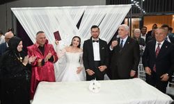 Düğün akşamı sürpriz! Başkan oğlunun nikahını kıydı, Dervişoğlu nikah şahidi oldu