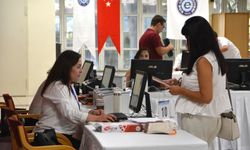 Ege Üniversitesi’nde kayıt heyecanı başladı: Başarılı öğrenciler kartlarını rektörün elinden aldı
