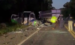 Otobüs ve kamyon kafa kafaya çarpıştı! 23 kişi hayatını kaybetti