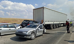 Tır ve 5 otomobil kazaya karıştı! 8 kişi yaralandı