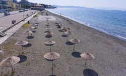 İzmir'e 25 dakika uzaklıkta, şehrin içinde hem mavi bayraklı hem de ücretsiz plaj! Aracına atlayan soluğu burada oluyor