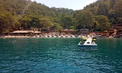 Denizde huzur değil de eğlence arayanlara müjde! Fethiye’deki bu plaj tam size göre