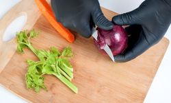 Herkes sık sık kullanıyor ama gerçeği bilmiyor! Yemek yaparken eldiven kullanmak sağlıklı mı? İşte bilmeniz gerekenler